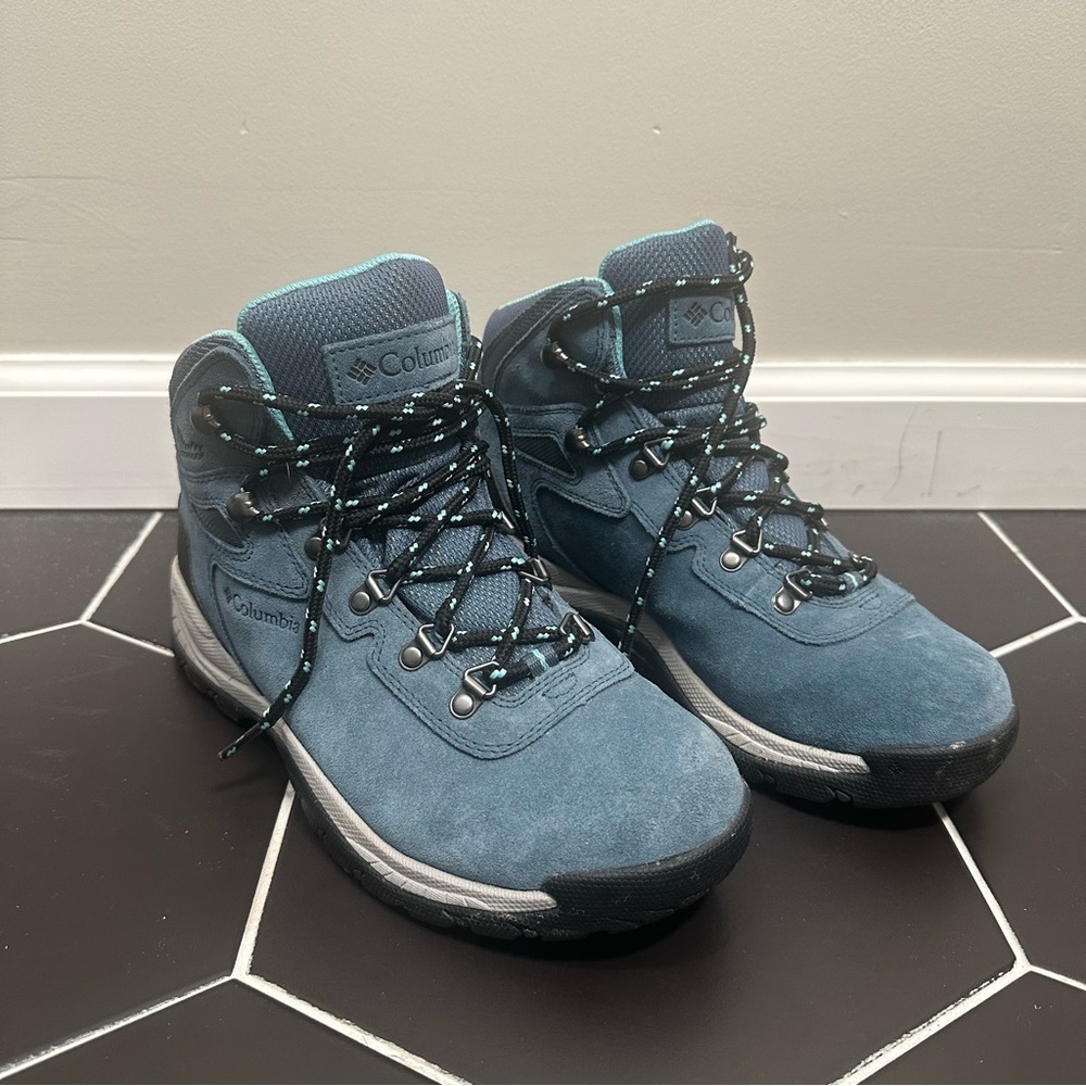 Columbia Blue and Black Hiking Boots